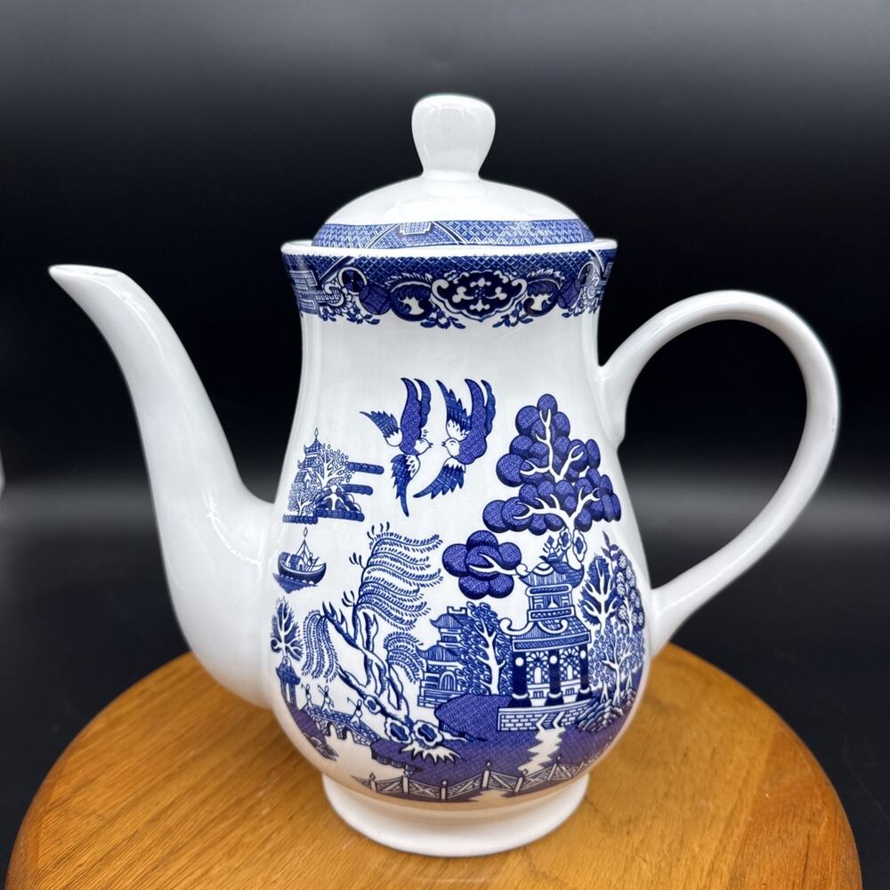 Royal Cuthbertson Blue Willow Blue & White Tea/coffee pot